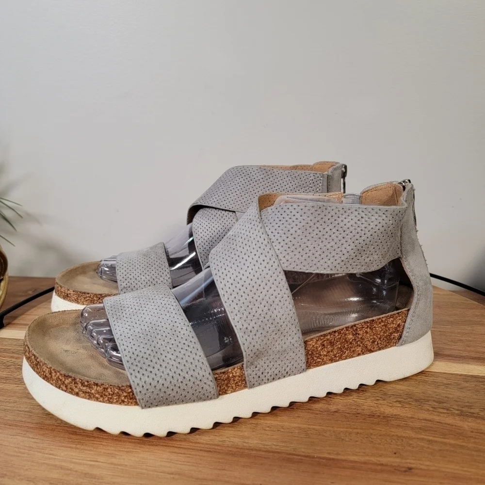 ND New Directions Irlena Platforms Gray Faux Suede Sandals Size 10
